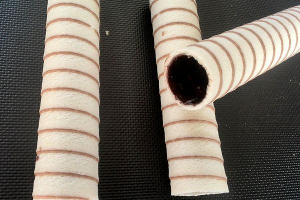 نان بستنی لوله ای (بیسکوپیچ یا بیسکورول)